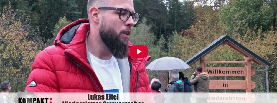 Bänke und Ortsschild für Niedersimten