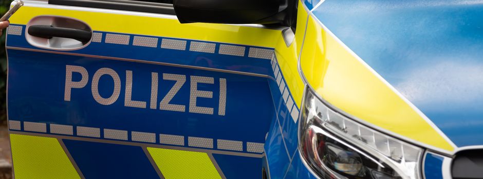 Einbrecher werfen mit Stein Terrassentür ein und durchsuchen Haus