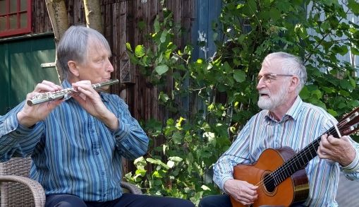 Duo „Auf ein Neues“ präsentiert klassische Gitarrenklänge und Querflötentöne