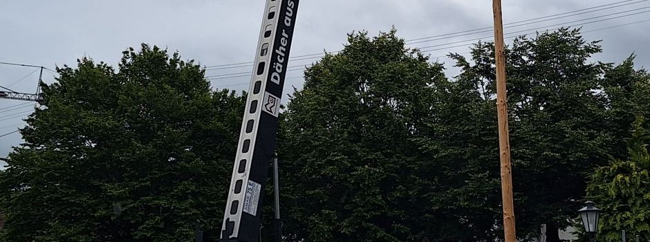 Der Maibaum fällt