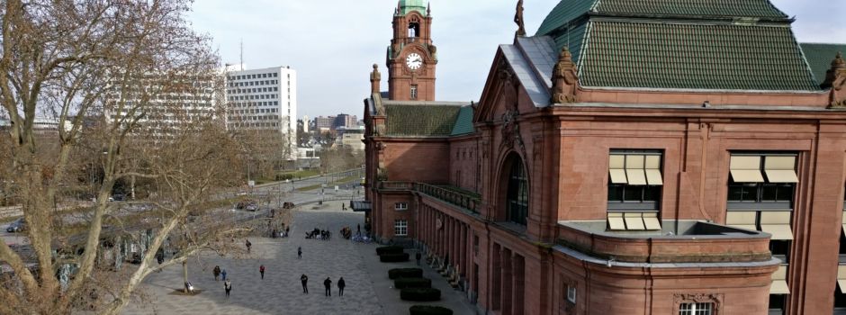 Unbekannte verletzen Frau mit Feuerwerkskörpern