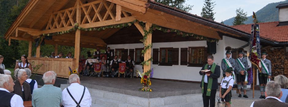 Trachtler gedenken verstorbenen Vereinsmitgliedern & weihen die neue Terrasse am Vereinsheim ein