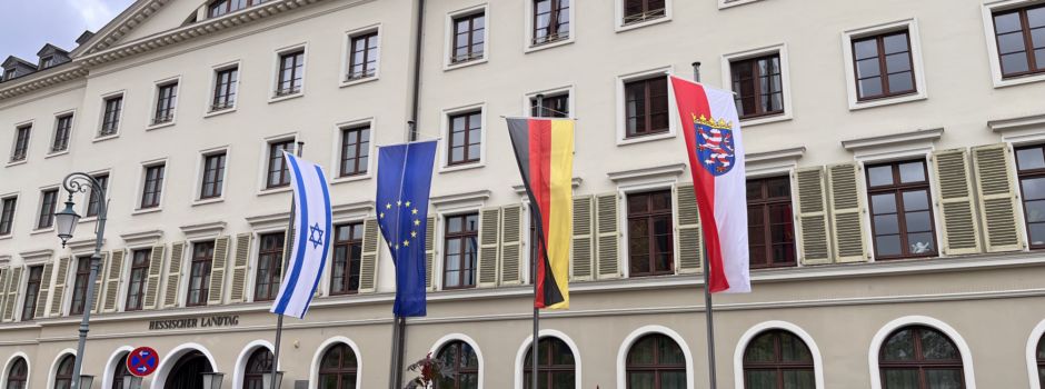 Unbekannter zündet Israel-Flagge am hessischen Landtag in Wiesbaden an