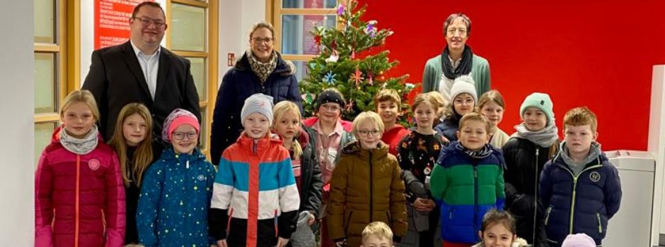 Kinder basteln festlichen Schmuck für Weihnachtsbäume der Geschäftsstellen in Herzebrock und Clarholz