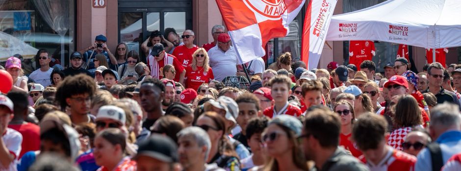 Tausende feiern Mainz 05 auf Fanfest in der Altstadt