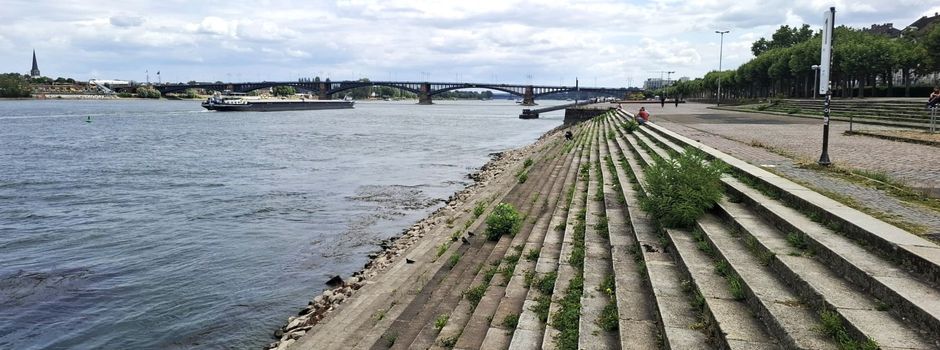 Extremes Niedrigwasser am Rhein bei Mainz
