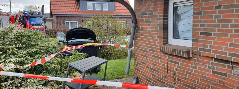 Pkw prallt im Wohngebiet gegen Hauswand und landet in Hecke