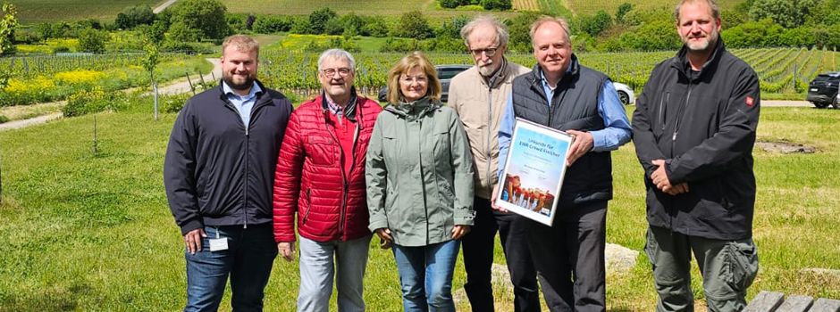 Übergabe EWR Crowdfunding-Urkunde am Tisch des Weines