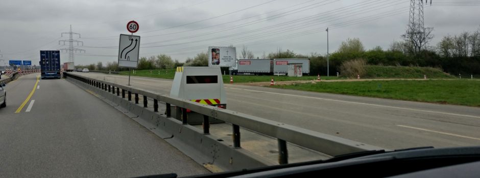 Unbekannte besprühen Kamera von mobilem Blitzer mit Farbe