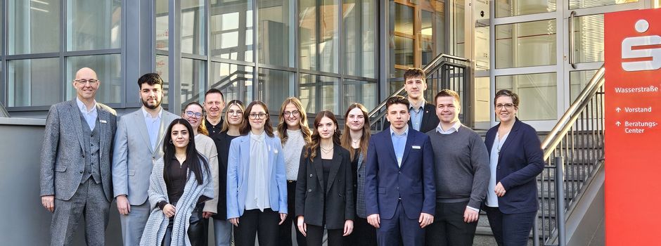 Elf Azubis beenden ihre Ausbildung bei der Kreissparkasse Halle-Wiedenbrück. Alle verfolgen ihre Karrieren bei der Kreissparkasse.