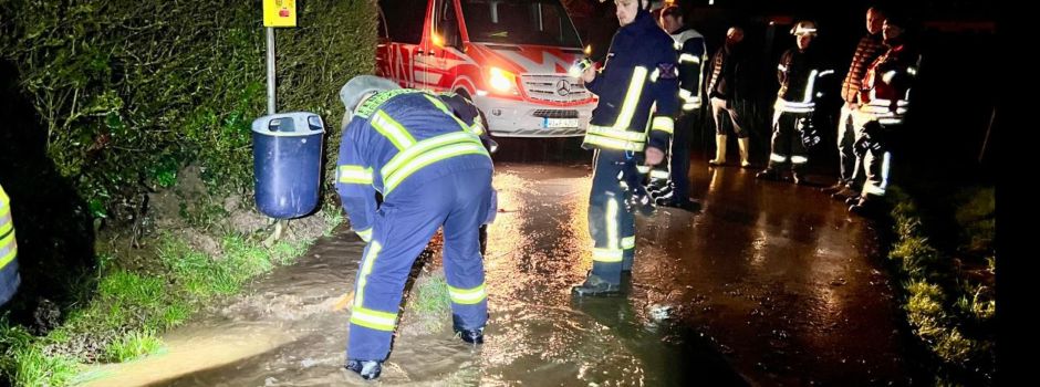 Überflutete Straße in Wiesbaden-Breckenheim: Feuerwehr im Einsatz