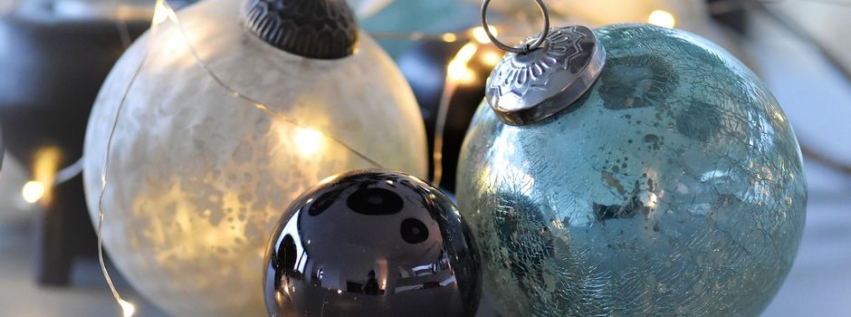 Weihnachtliche Dekorationen im Hofladen 