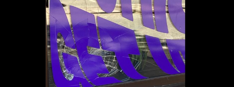 Schon wieder: Schaufenster von Geschäft in Mainzer Altstadt eingetreten