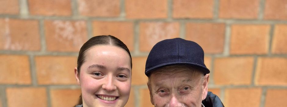 1. Damen-Mannschaft erhält eine Ballspende 	