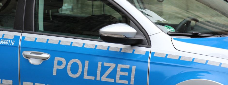 An Tankstelle: Mann bedrängt Angestellte und prügelt auf Kunden ein