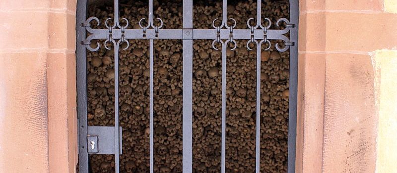 Ort des Gruselns: Was es mit dem goldenen Totenkopf auf sich hat