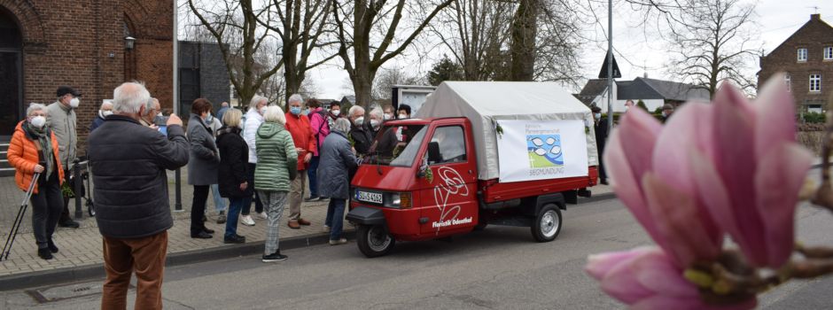 Geweihter Palmzweig am Straßenrand