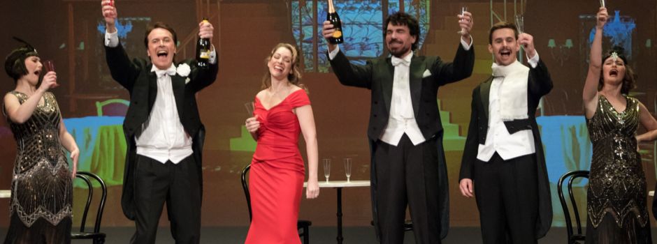 „Die Fledermaus“: Brillante Gesellschaftssatire im Dreivierteltakt