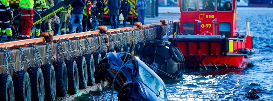 Auto landet in Fjord - Schwimmende Sauna kommt zur Rettung
