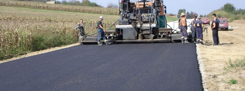 Baustellenupdate Nr. 8 Ausbau der K 21, OD Streithausen.Erste Asphaltschichten werden eingebaut.