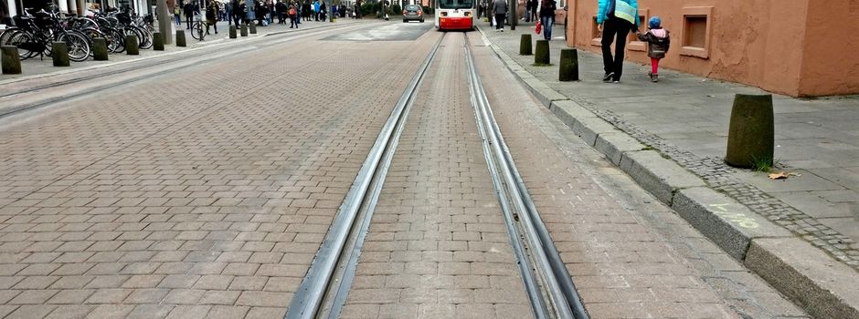 Autofahrerin rammt Steinpoller auf Gleise in Mainz – und fährt davon