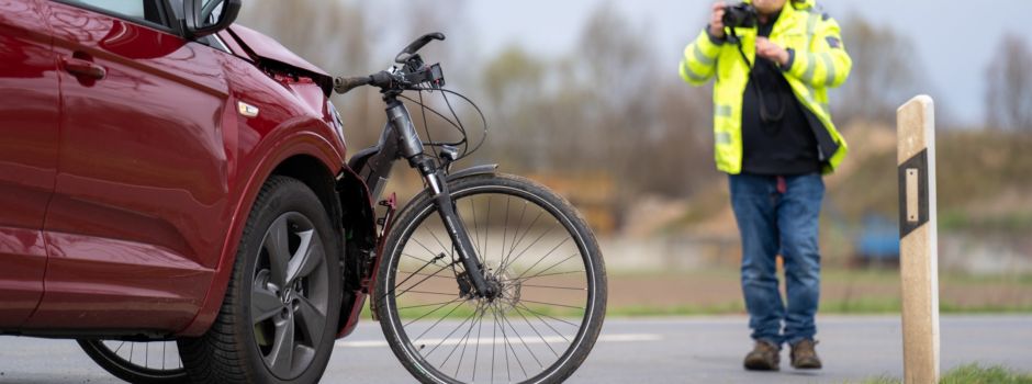Radfahrer stirbt bei schwerem Verkehrsunfall