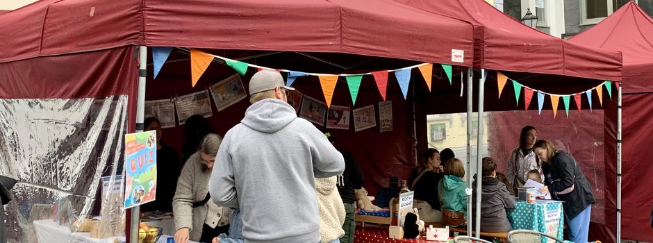 Trotz Regen: Familiennetzwerk feiert fröhlichen Weltkindertag auf dem Alten Markt