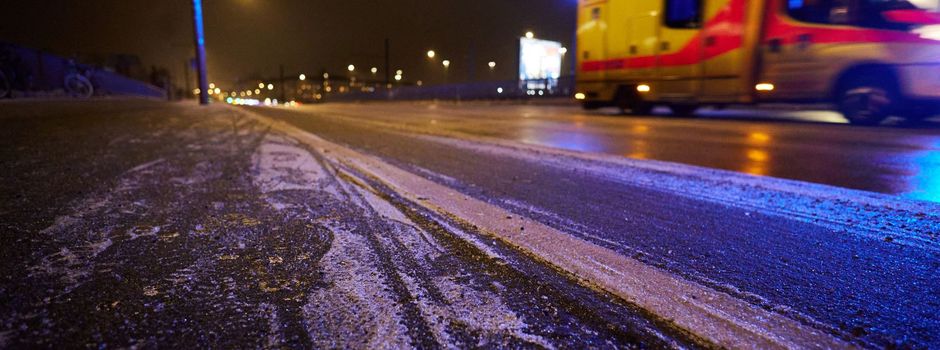 Glatteis auf Straßen und Gehwegen