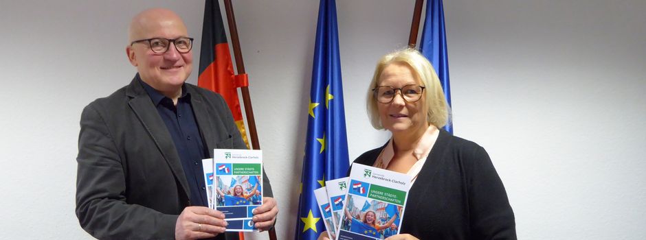 Verein für Städtepartnerschaften auf Weihnachtsmarkt: Händler aus Le Chambon-Feugerolles mit französischen Spezialitäten