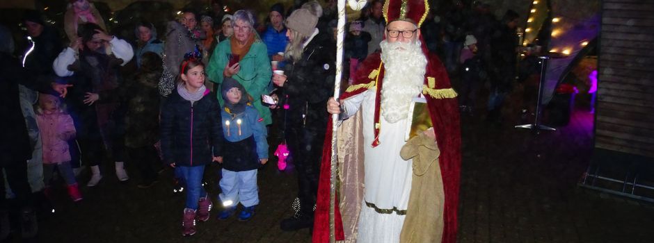 Nikolaus erfreute Kinderherzen in Hellenhahn-Schellenberg