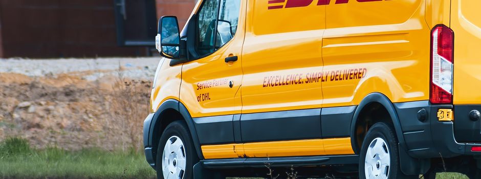 Geparktes Postauto beschädigt