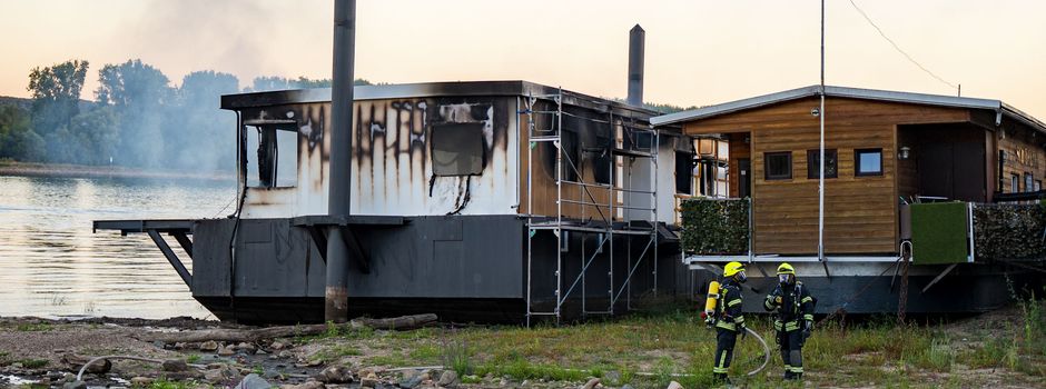 Restaurantboot brennt aus: Schaulustige vor Ort