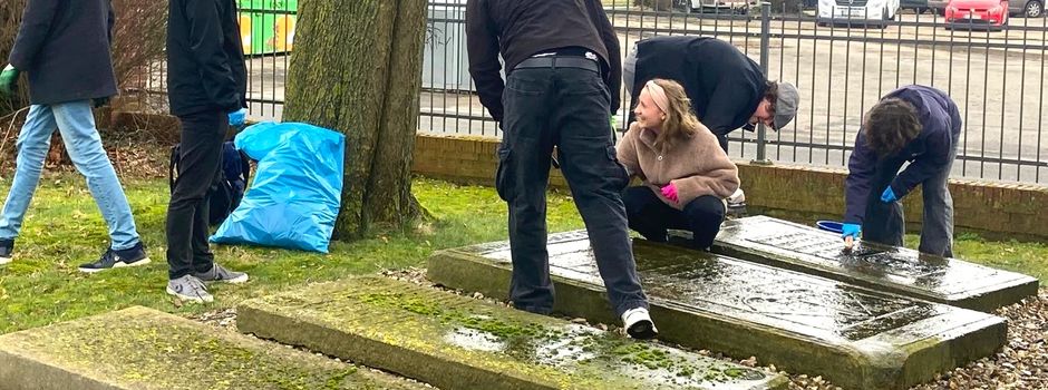 Schüler pflegen den jüdischen Friedhof: praxisnaher Geschichts-Unterricht vor Ort