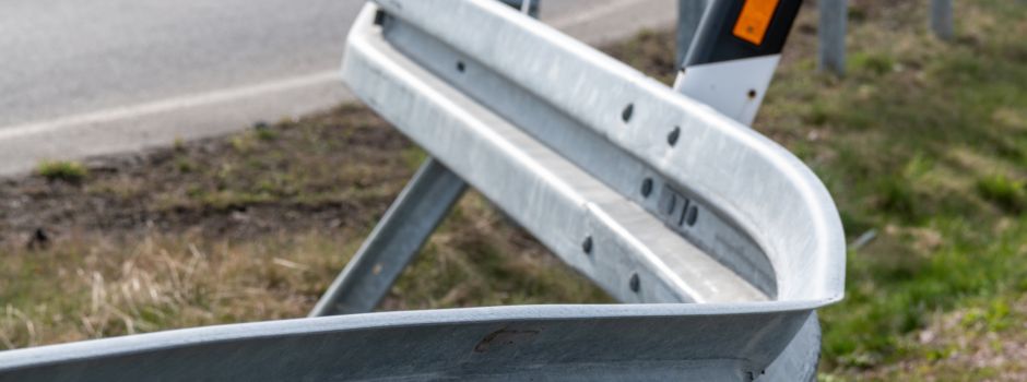 A7: Lkw kippt auf Mittelschutzplanke