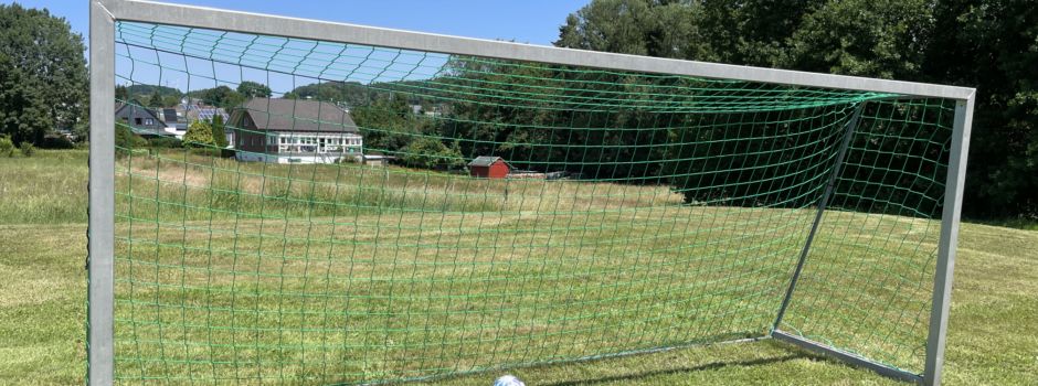 Neue Tornetze auf dem Bolzplatz am Weiher