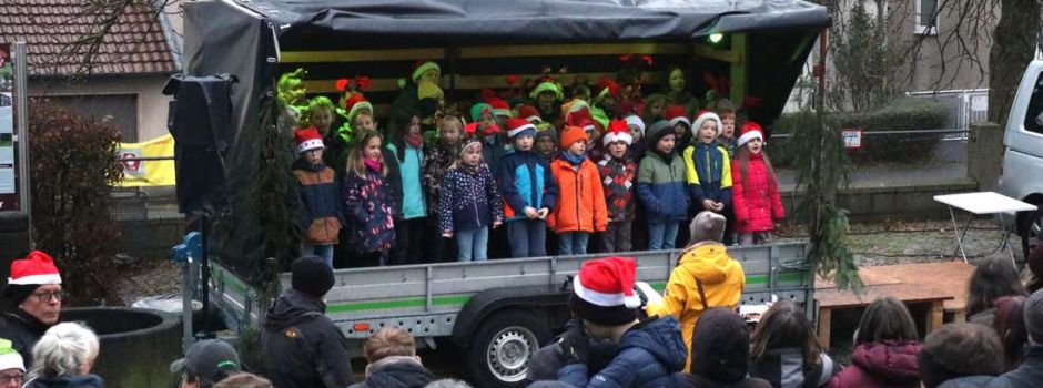 Weihnachtsmarkt in Abterode mit liebevollen Ständen und Kindergesang