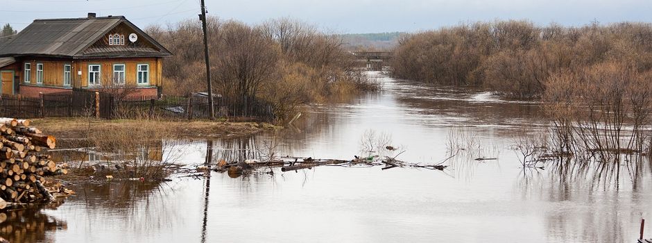Örtliches Hochwasser und Sturzfluten
