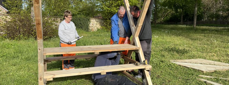 Neue Sitzgelegenheit vor der Kirche in Roga lädt zum Verweilen ein