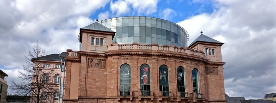 Staatstheater-Mitarbeiterin geschlagen und rassistisch beleidigt