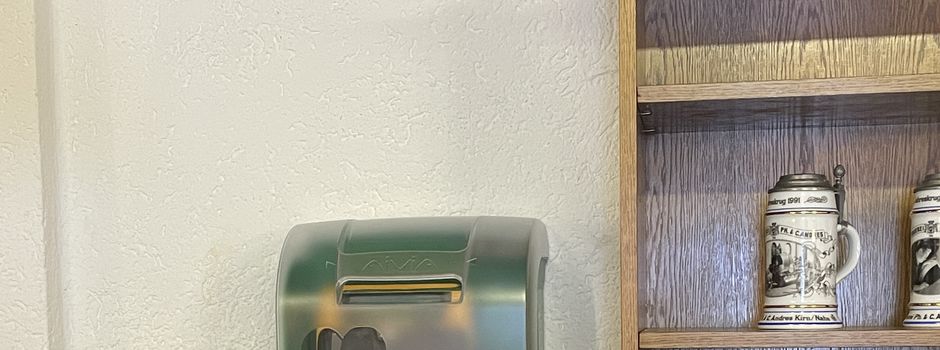 Neuer Defibrillator im Sportlerheim installiert