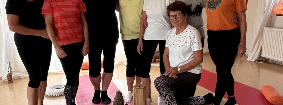 Yoga-Senioren heben ab: Neuberg erlebt Aerial-Yoga im Studio Time Out