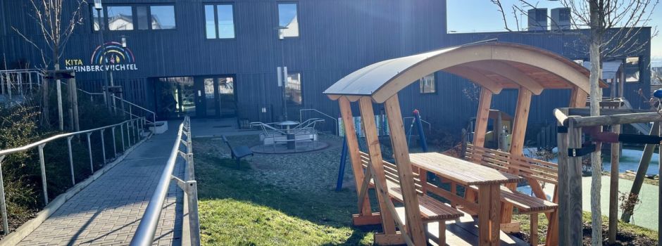 Neue überdachte Sitzgelegenheit auf Nieder-Olmer Spielplatz