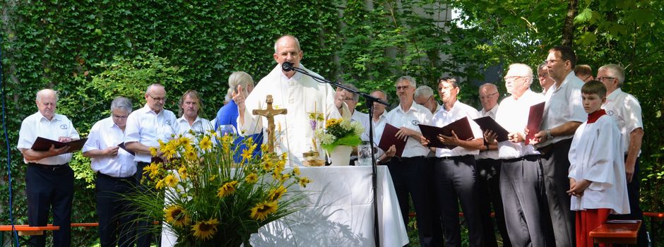 Zum Turmfest viele Besucher am Fuße des bekannten Aussichtsturms
