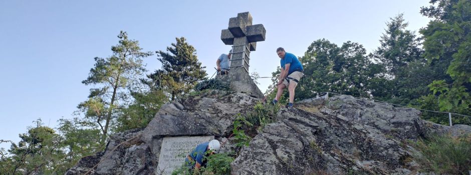 Hardsteinkreuz mit Gedenkstein