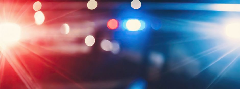 18-Jähriger verliert Kontrolle – Auto landet auf Bahnschienen