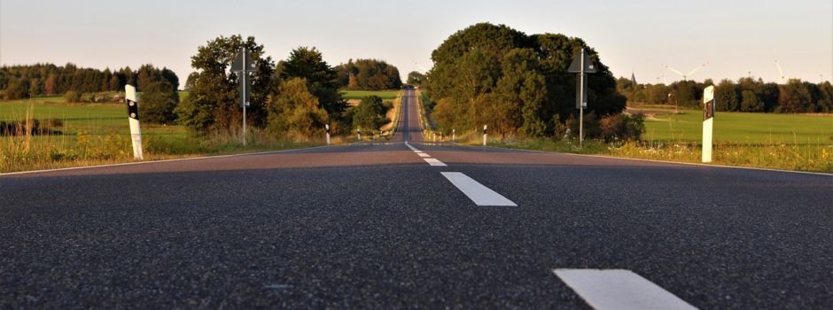 Auto und Motorradfahrer stoßen auf B420 zusammen