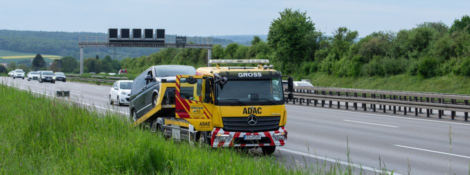 Zusammenstoß mit Abschleppwagen