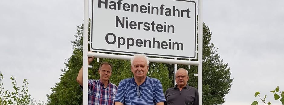 Neues Schild grüßt die Schifffahrt an der Hafenspitze Nierstein/Oppenheim