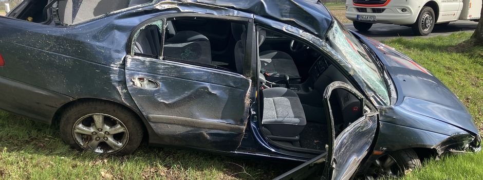 Pkw kollidiert mit zwei Bäumen