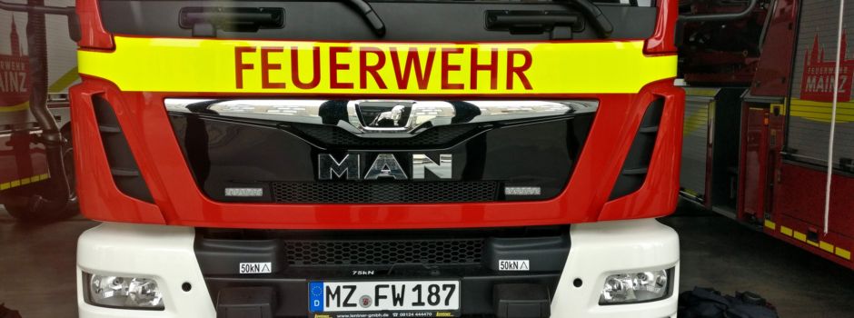 Unfall mit Rettungswagen in Mainz – Feuerwehr befreit Autofahrerin